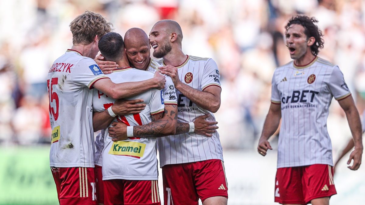 El barreño 'Pirulo' es abrazado por sus compañeros tras su primer gol de la temporada en el triunfo del ŁKS Łódź mes y medio después (3-2)