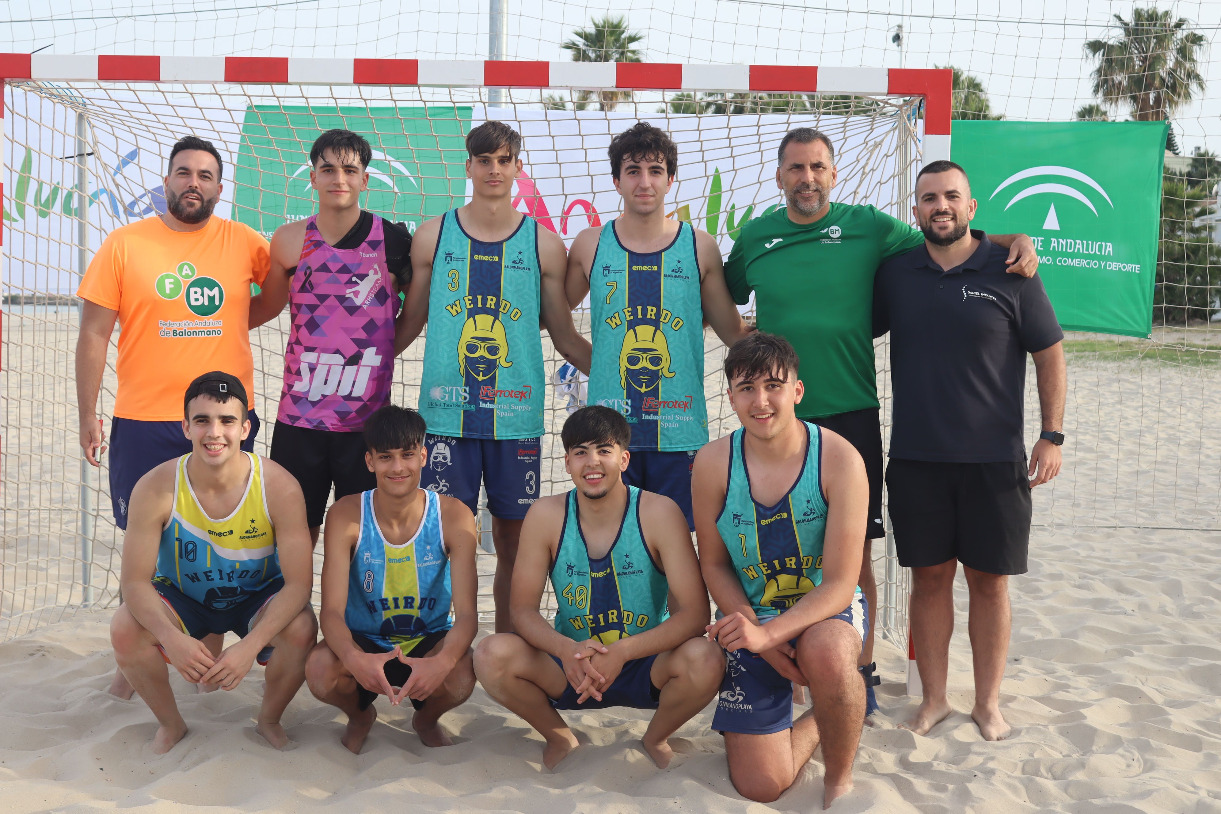 Los algecireños de la selección Andaluza juvenil de balonmano playa que se han ejercitado en El Rinconcillo/Foto: AXEL S.C.
