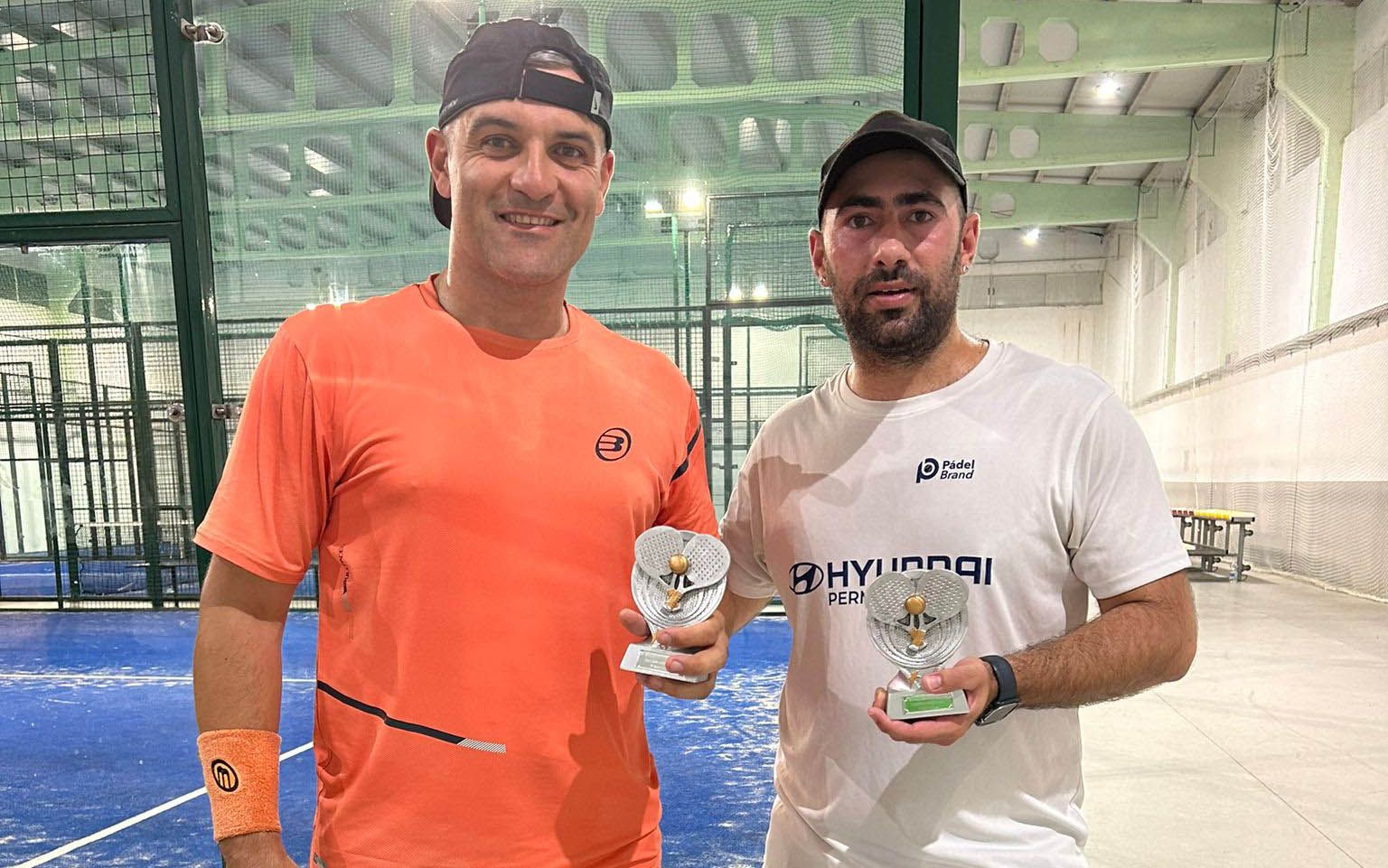 Tarifa corona a los campeones de su torneo de pádel en el Polideportivo Municipal 'La Raqueta'