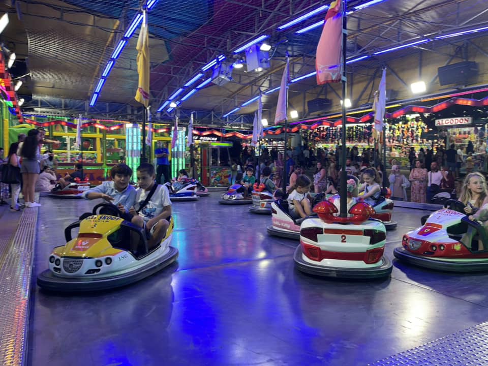 Niños disfrutan de los coches de choque durante la pasada Feria de Algeciras. Foto:B.J.