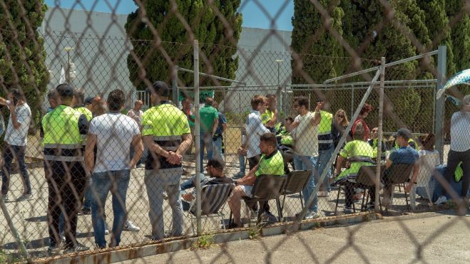 Empleados de la factoría, durante una jornada de huelga. Foto: N. M.