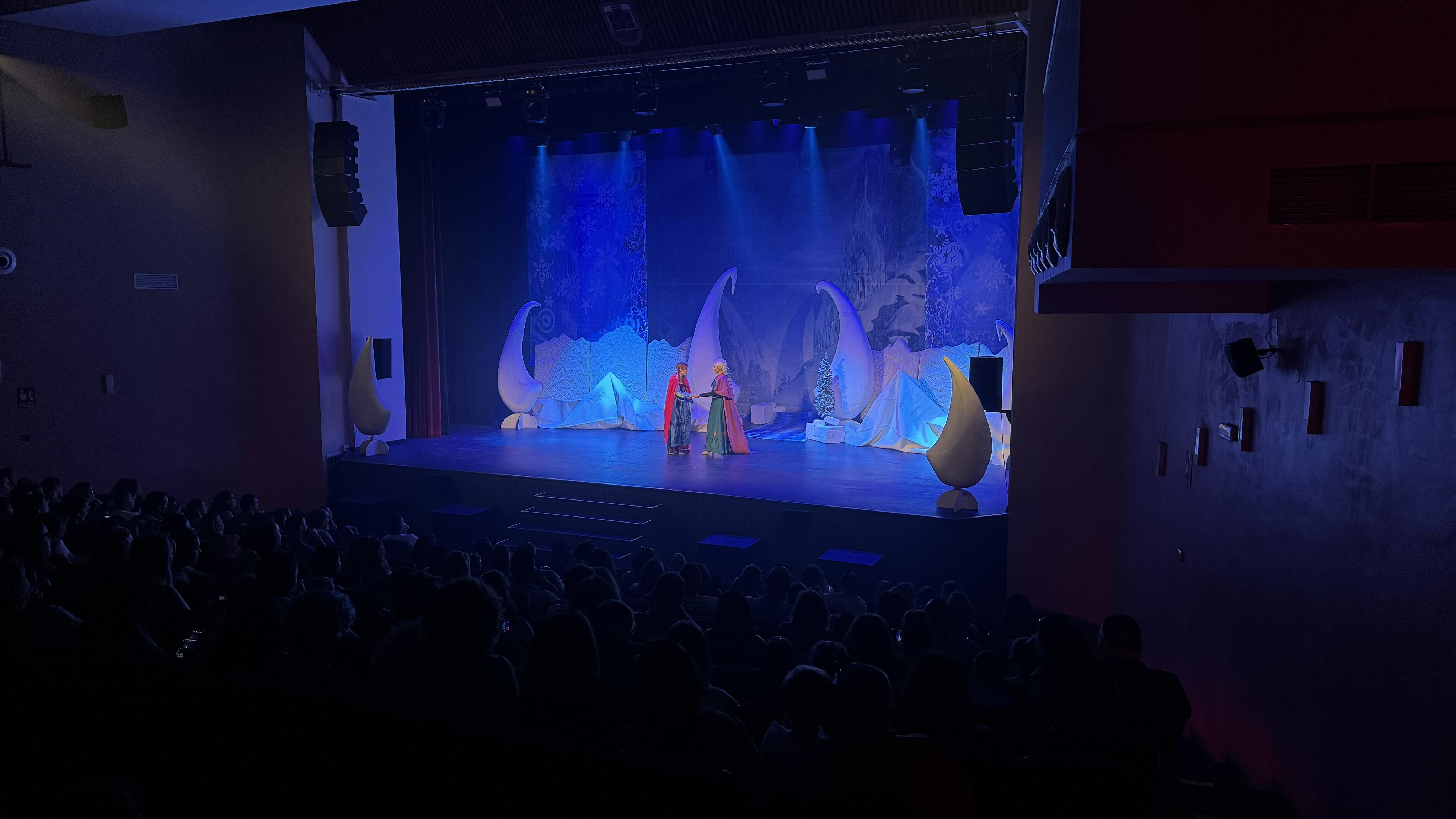 Los pequeños de San Roque disfrutan del musical 'La reina del hielo'.