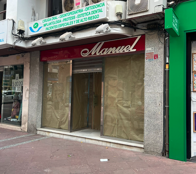 Escaparate de la boutique Manuel, en la calle Ancha, que reabrirá próximamente.