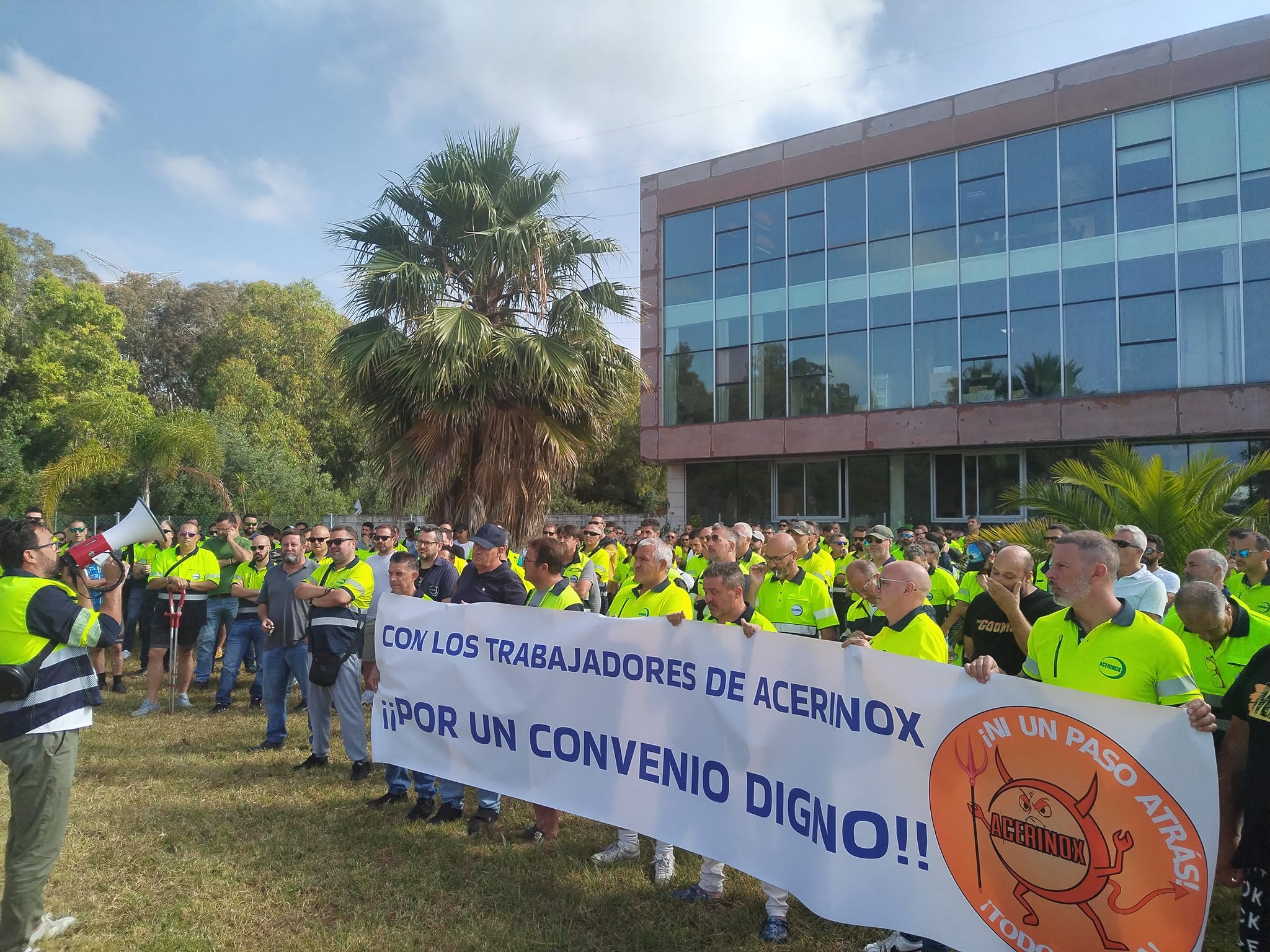 Concentración de los trabajadores de Acerinox, en Arcgisa.