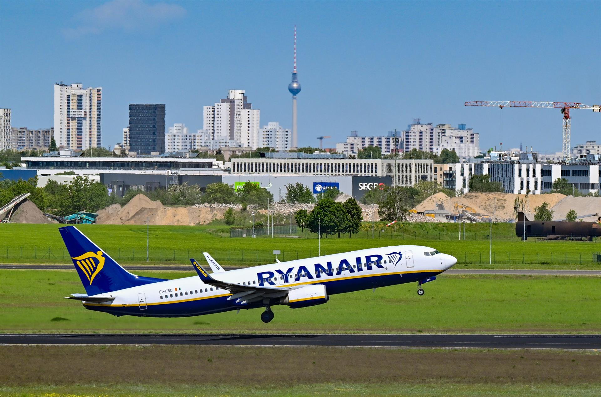 Multa de 150 millones a Ryanair, EasyJet, Vueling y Volotea por cobrar el equipaje de mano. Foto: Patrick Pleul/dpa.