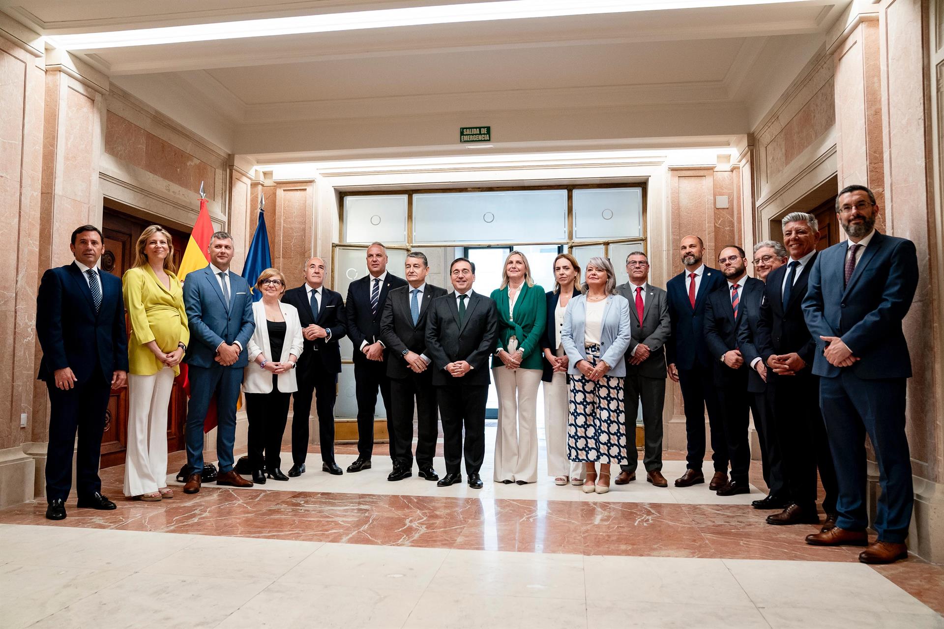 El ministro de Asuntos Exteriores,  José Manuel Albares, se reúne con los alcaldes del Campo de Gibraltar y el consejero de Presidencia de la Junta de Andalucía, Antonio Sanz