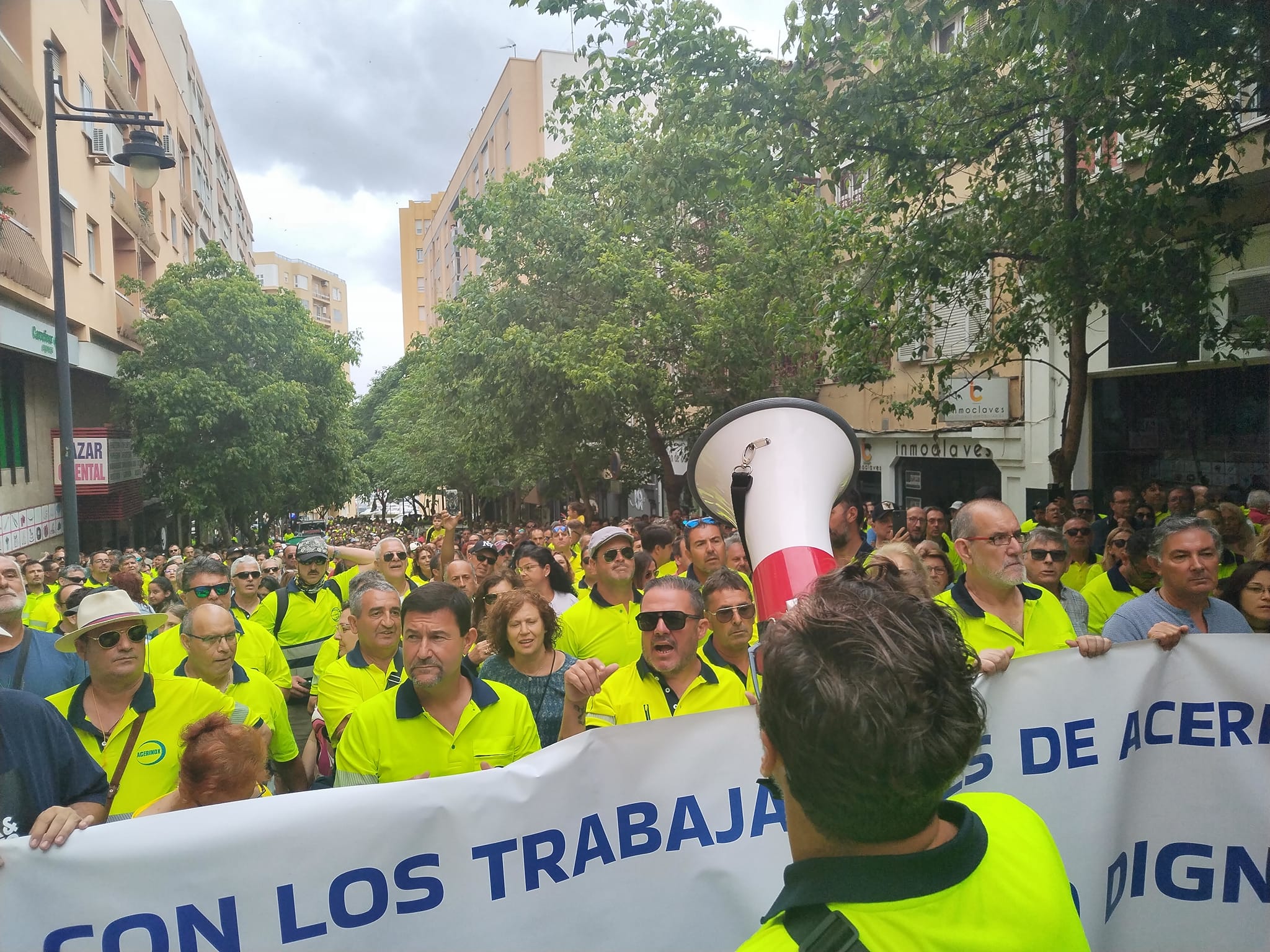 Acerinox informa al comité que la reducción de la plantilla podría afectar a unos 700 trabajadores. Manifestación de los trabajadores de Acerinox, en Algeciras. Foto: M.A.B.