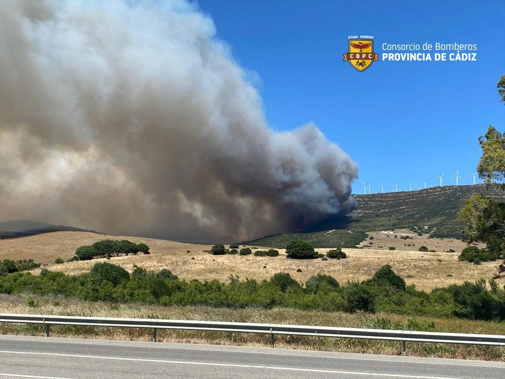 El alcalde de Tarifa espera que el incendio se dé por controlado al reducirse el Levante.