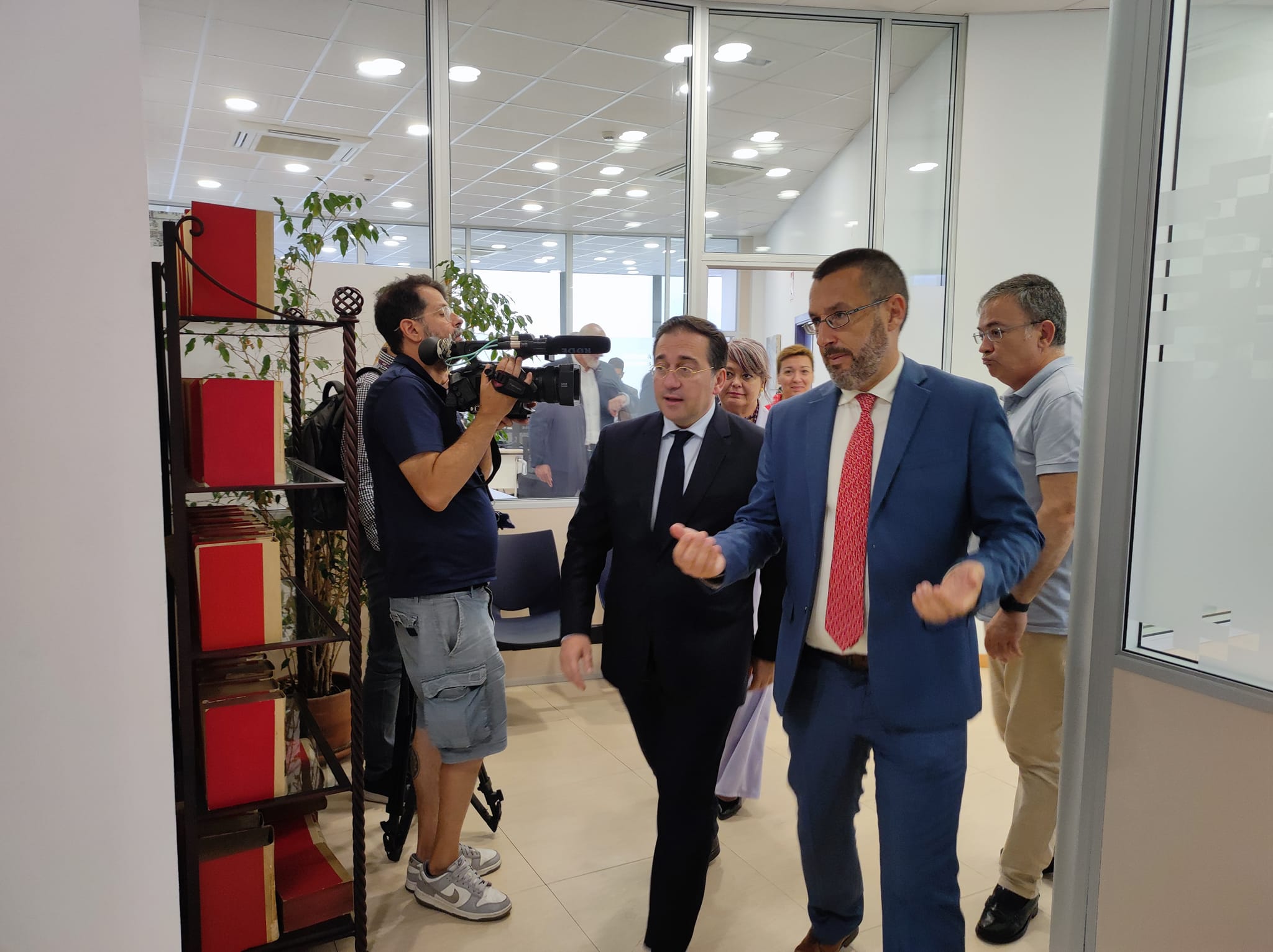 "Si se establece el café para todos habrá efectos peores que cuando el cierre de la frontera". En esta imagen, el ministro de Exteriores junto al alcalde, en el Ayuntamiento de La Línea. Foto: S.D. / 8Directo.