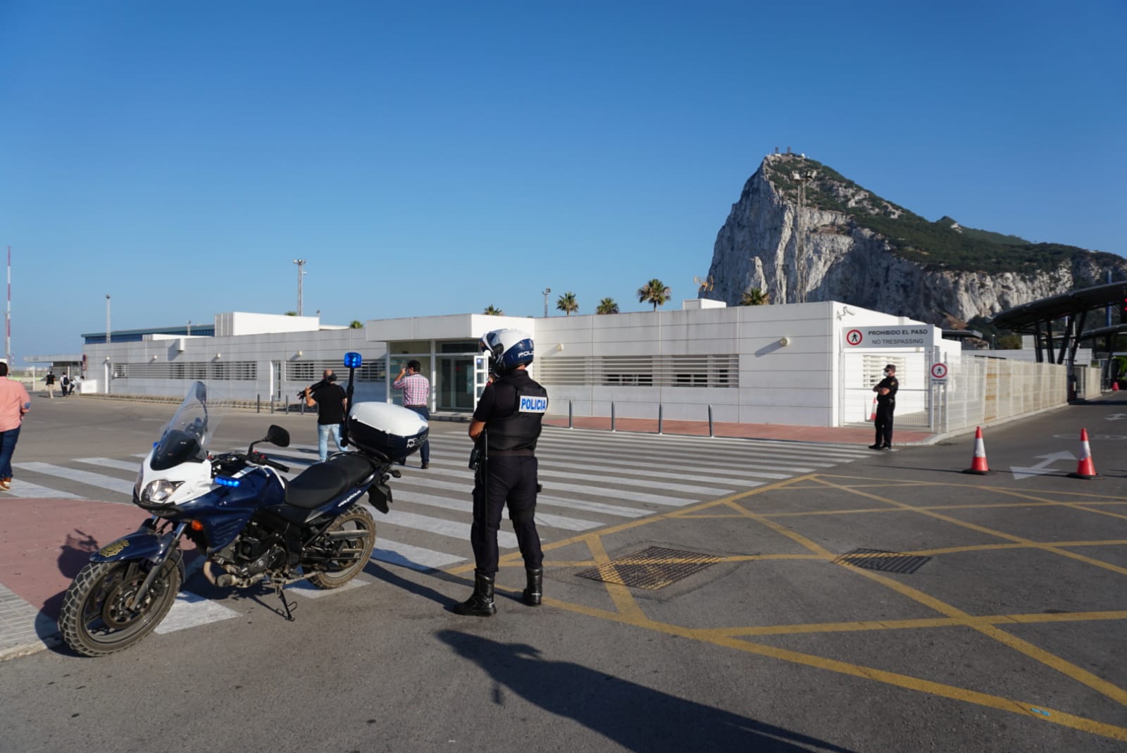 Policías nacionales, cerca de la Verja de Gibraltar. 