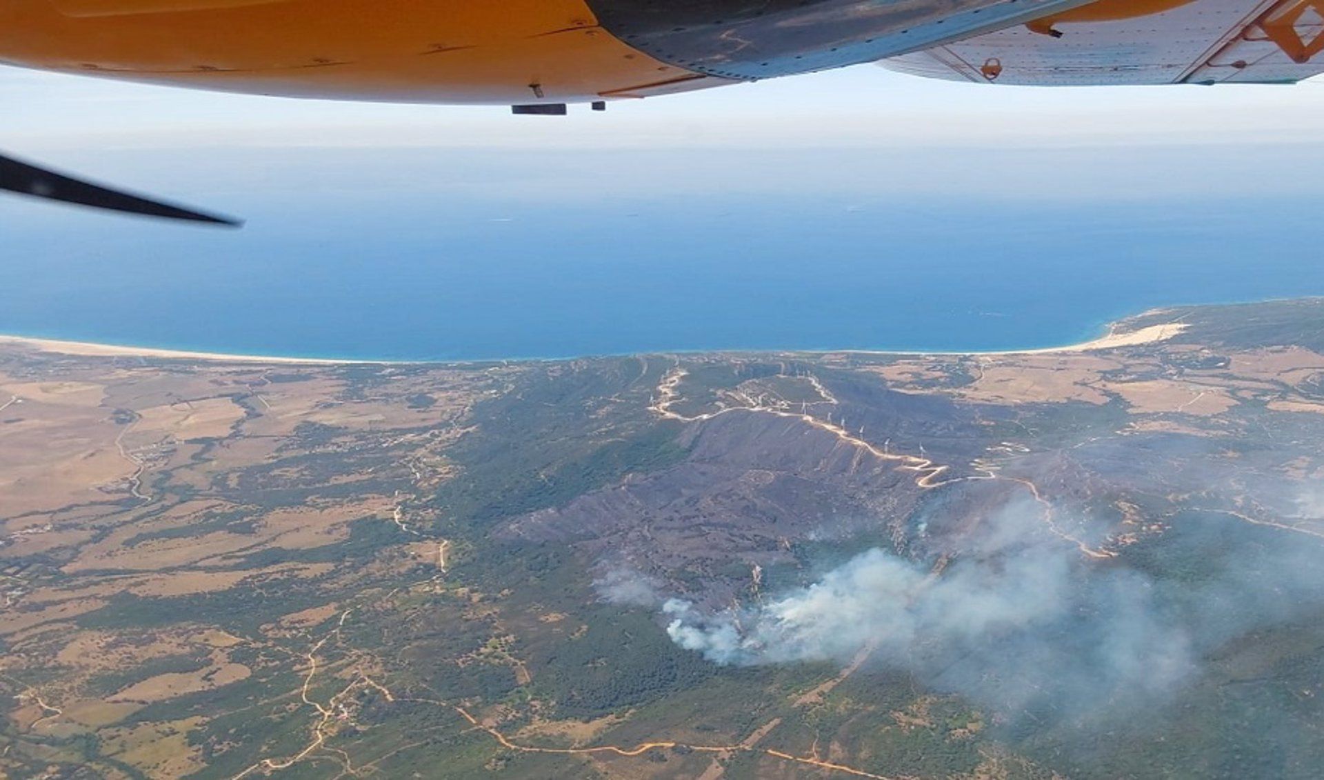Vista aérea del incendio forestal en el paraje La Peña, en el término municipal de Tarifa.