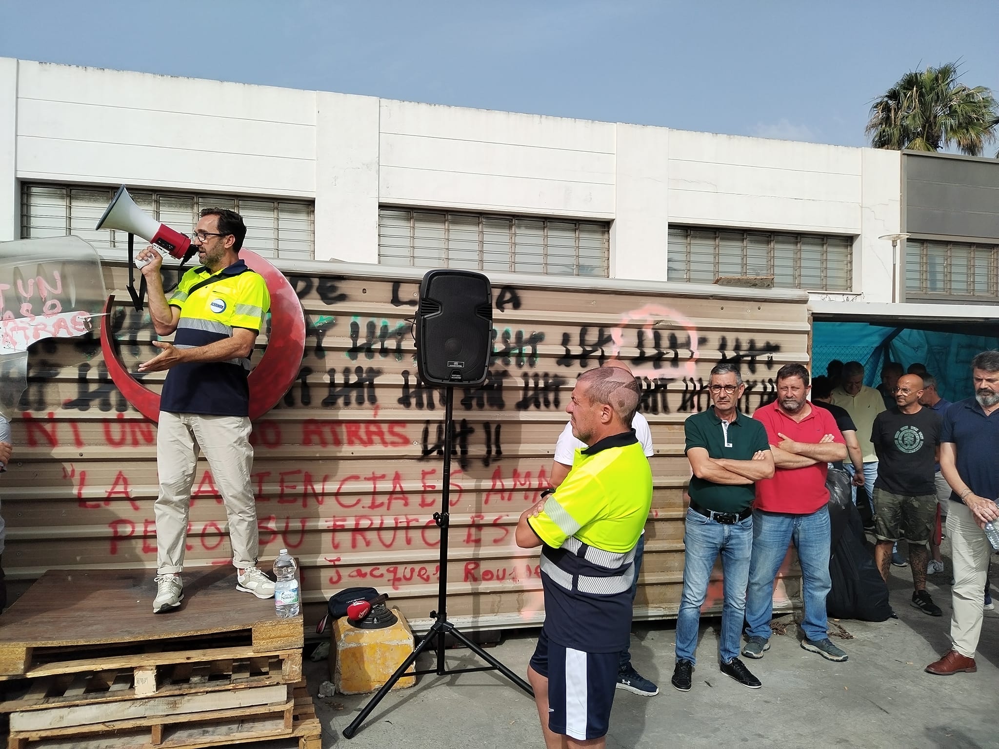 Sindicatos de Acerinox denuncia una propuesta de despido "improcedente" como "represalia a la huelga". Una asamblea de trabajadores durante la huelga de Acerinox, en una imagen de archivo.