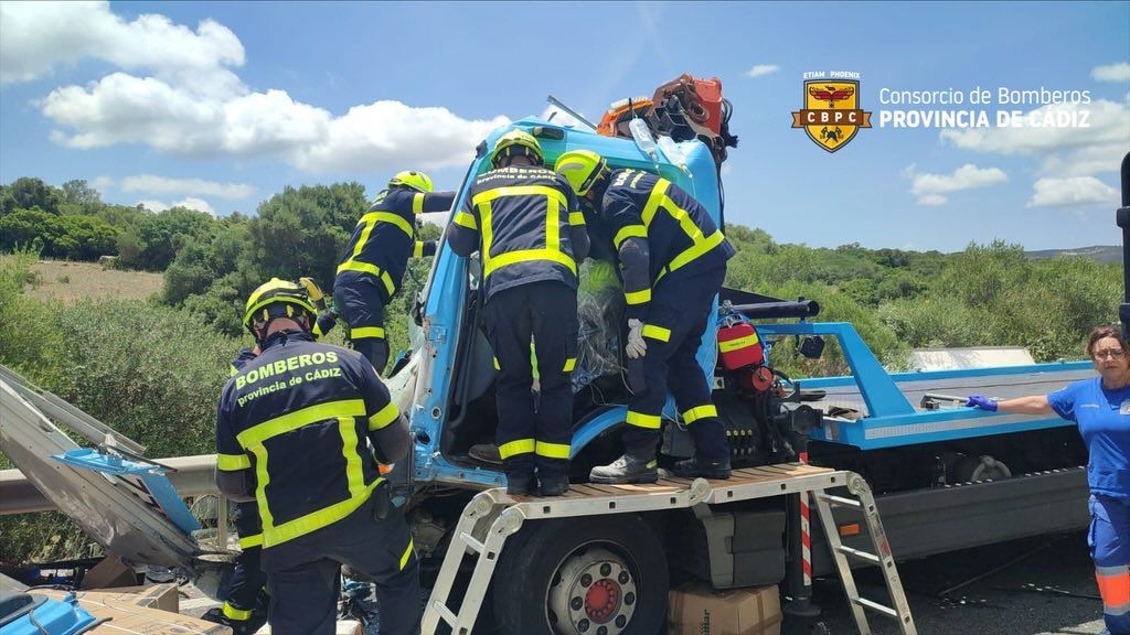 Efectivos del Consorcio de Bomberos de la Provincia de Cádiz han intervenido este mediodía en un accidente de tráfico entre dos camiones, que ha dejado herida a una persona