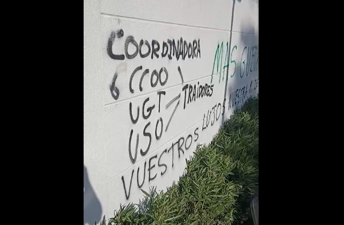 Pintadas en contra de CCOO, UGT, USO y Coordinadora.