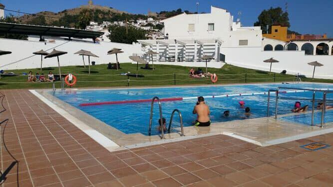 Imagen de archivo de una piscina de Jimena. El Ayuntamiento de Jimena convoca plazas para cubrir las piscinas municipales 