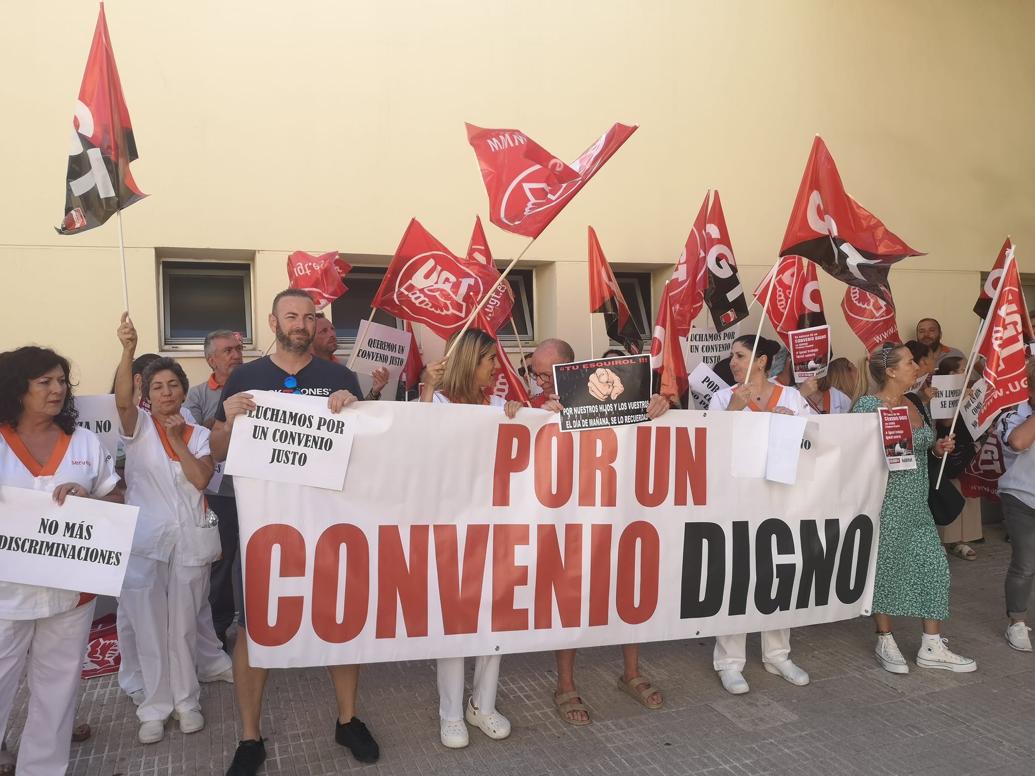 Trabajadores de la limpieza de los hospitales, en pie de guerra: "A igual trabajo, igual salario". En esta imagen, protesta de este jueves en el Hospital Punta Europa de Algeciras. Foto: S.D. / 8Directo.