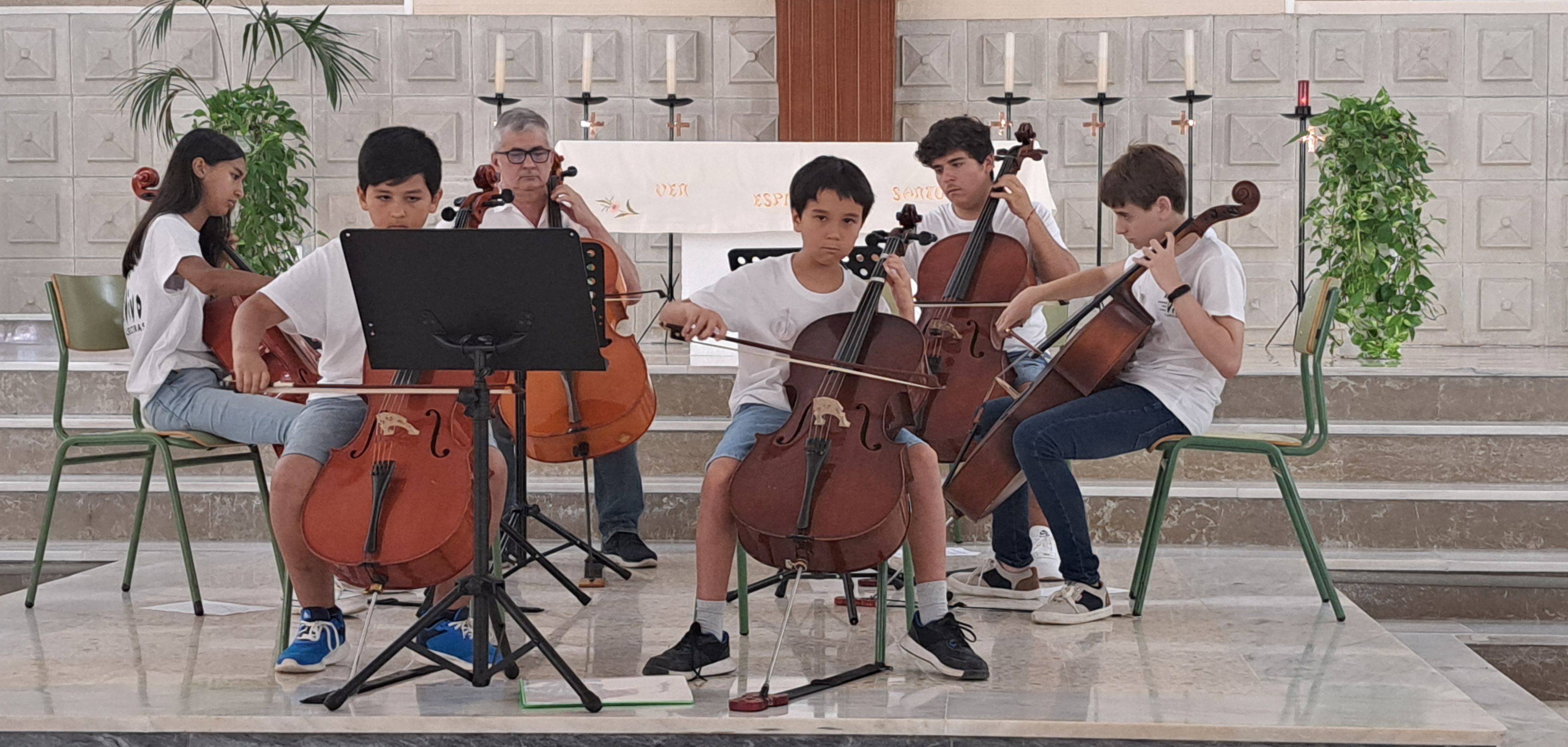 Los alumnos de la Escuela de Música de Barrio Vivo hacen sonar música en la parroquia de La Piñera