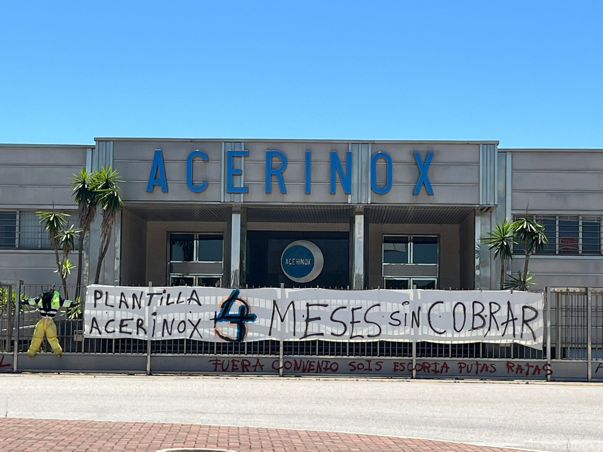 Puerta de Acerinox, con la pancarta que señala los cuatro meses sin cobrar de la plantilla. Foto: F.M.