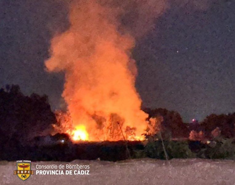 Bomberos intervienen durante tres horas y media en un incendio de pasto en San Pablo de Buceite.
