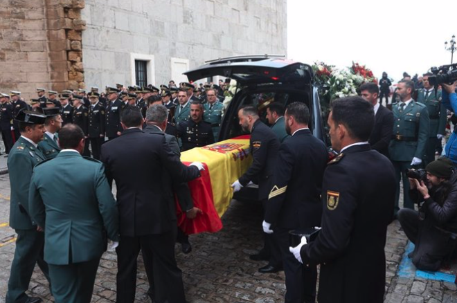 Agentes extraen el féretro del agente de San Fernando fallecido en Barbate antes del funeral - NACHO FRADE/EUROPA PRESS. 