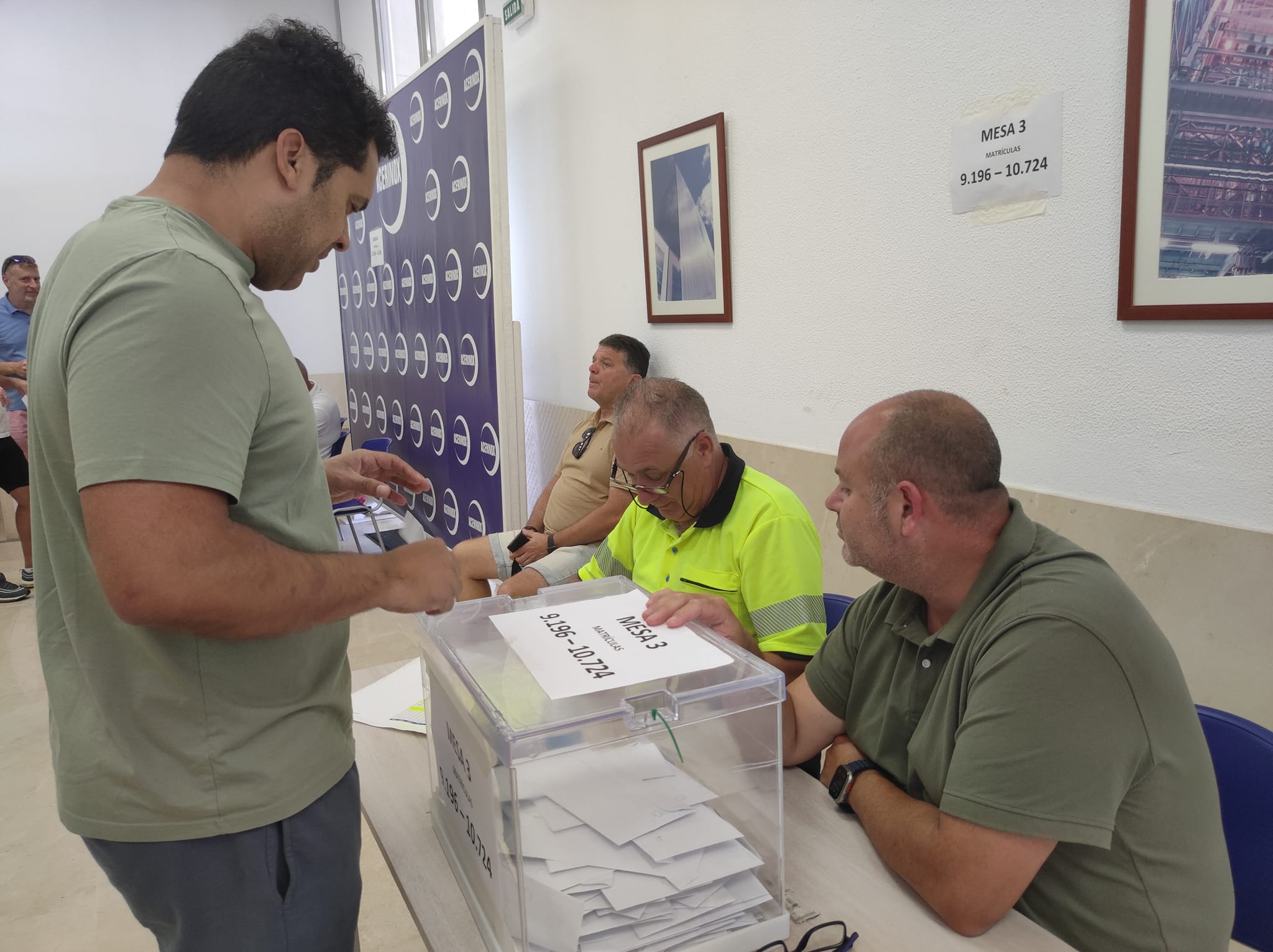 Un trabajador de Acerinox vota en una de las urnas dispuestas. Foto: M.A.B /8Directo