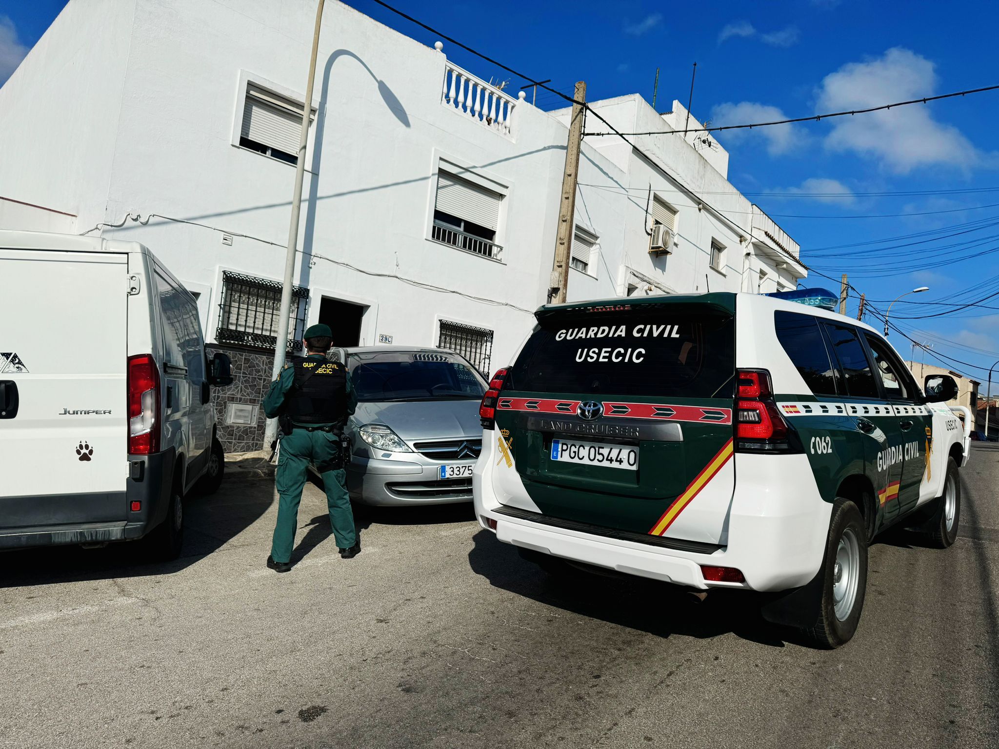 Pasan a disposición judicial los detenidos de la red que introducía cocaína por el Puerto de Algeciras. En esta imagen, uno de los registros practicados por la Guardia Civil el pasado martes.