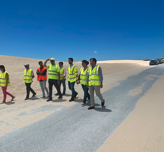 La Junta invierte 75.500 euros en la retirada de arena de la calzada de la carretera a Punta Paloma.