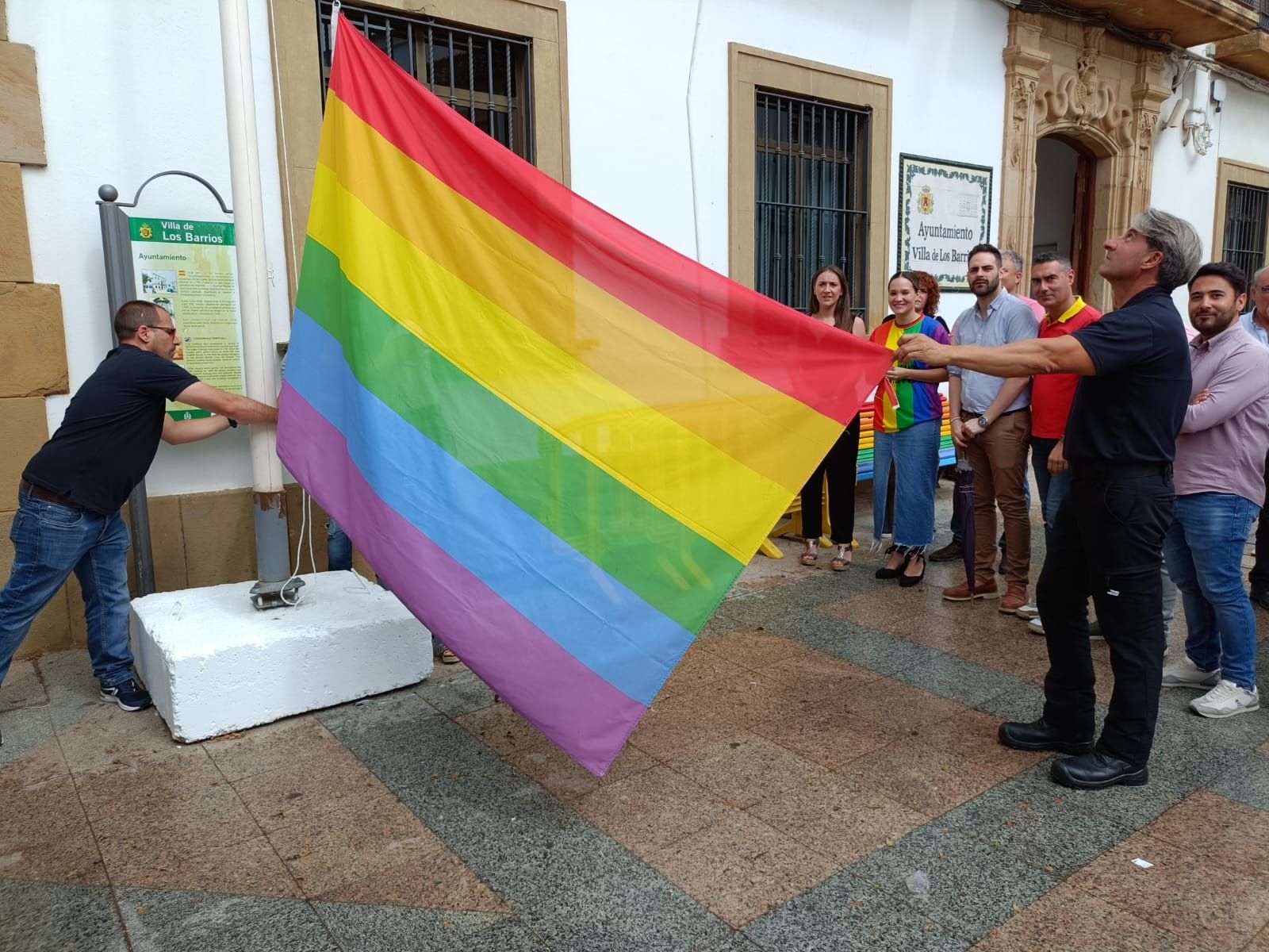 Los Barrios celebra el Orgullo con el izado de la bandera LGTBI y la lectura de un manifiesto. 