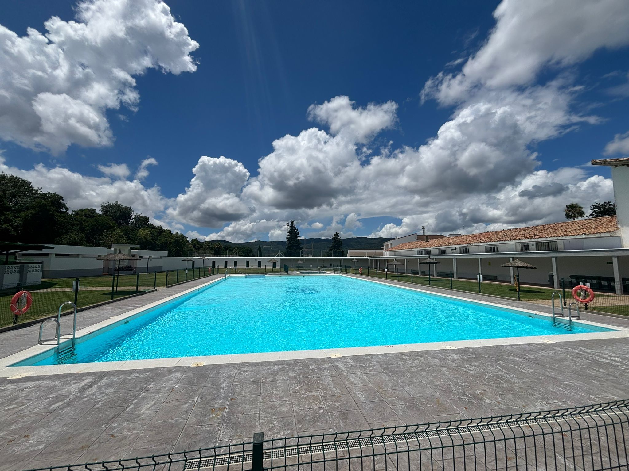La piscina municipal de Castellar abrirá sus puertas el próximo lunes 1 de julio.