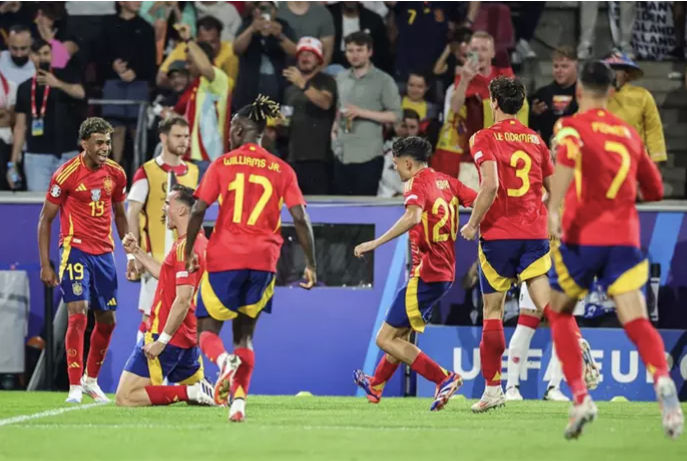 Los jugadores de la selección celebran el 2-1 de Fabián Ruiz en el España-Georgia de octavos de final de la Eurocopa de Alemania 2024 - Rolf Vennenbernd/dpa