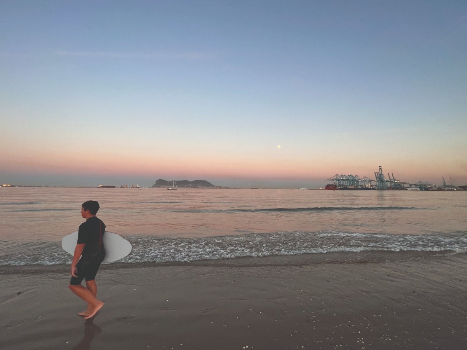 Un niño, en la playa de El Rinconcillo. Foto: Francis Mena