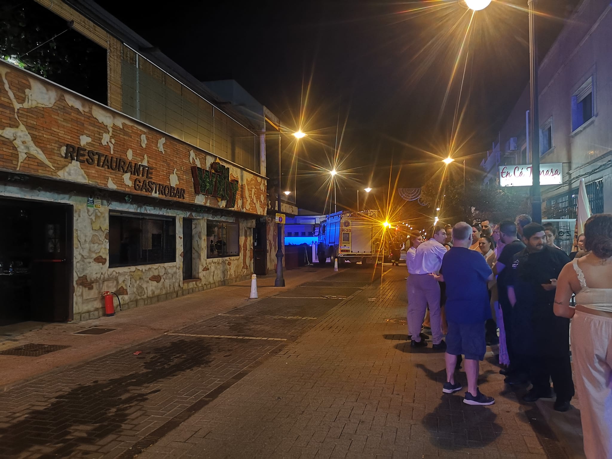 Bomberos intervienen en un incendio en el interior del conocido Restaurante Willy de Palmones. Foto: S.D. / 8Directo