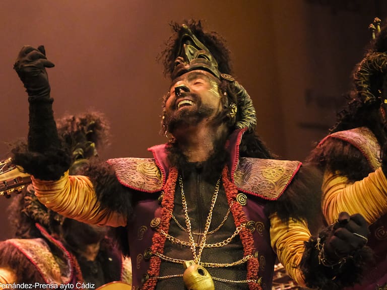 Martínez Ares y la comparsa de Tarifa, entre las actuaciones de la Velada del Carmen de Tarifa.