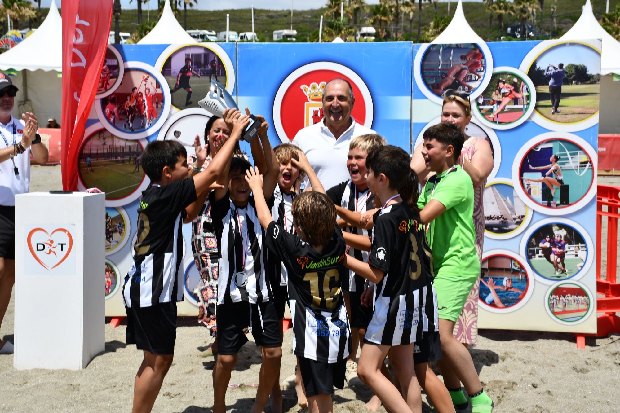 Alutómicos Jardín Sur se hace con el II Torneo de Fútbol Playa Alcalde de San Roque en categoría Benjamín.