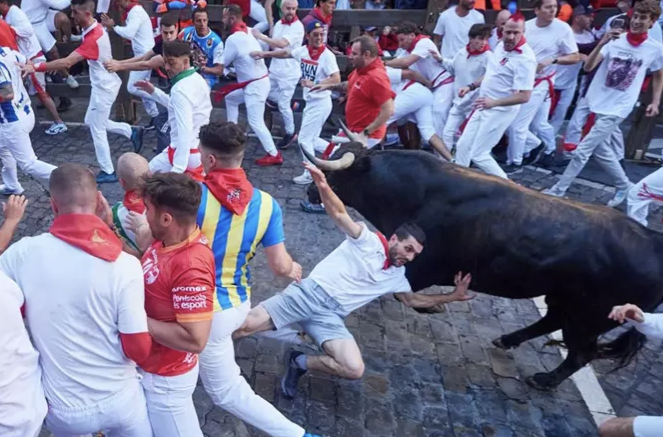 De Tarifa a Pamplona: los toros de La Palmosilla protagonizan el primer encierro de San Fermín. Imagen del primer encierro de San Fermín 2024 - EUROPA PRESS - EDUARDO SANZ NIETO.