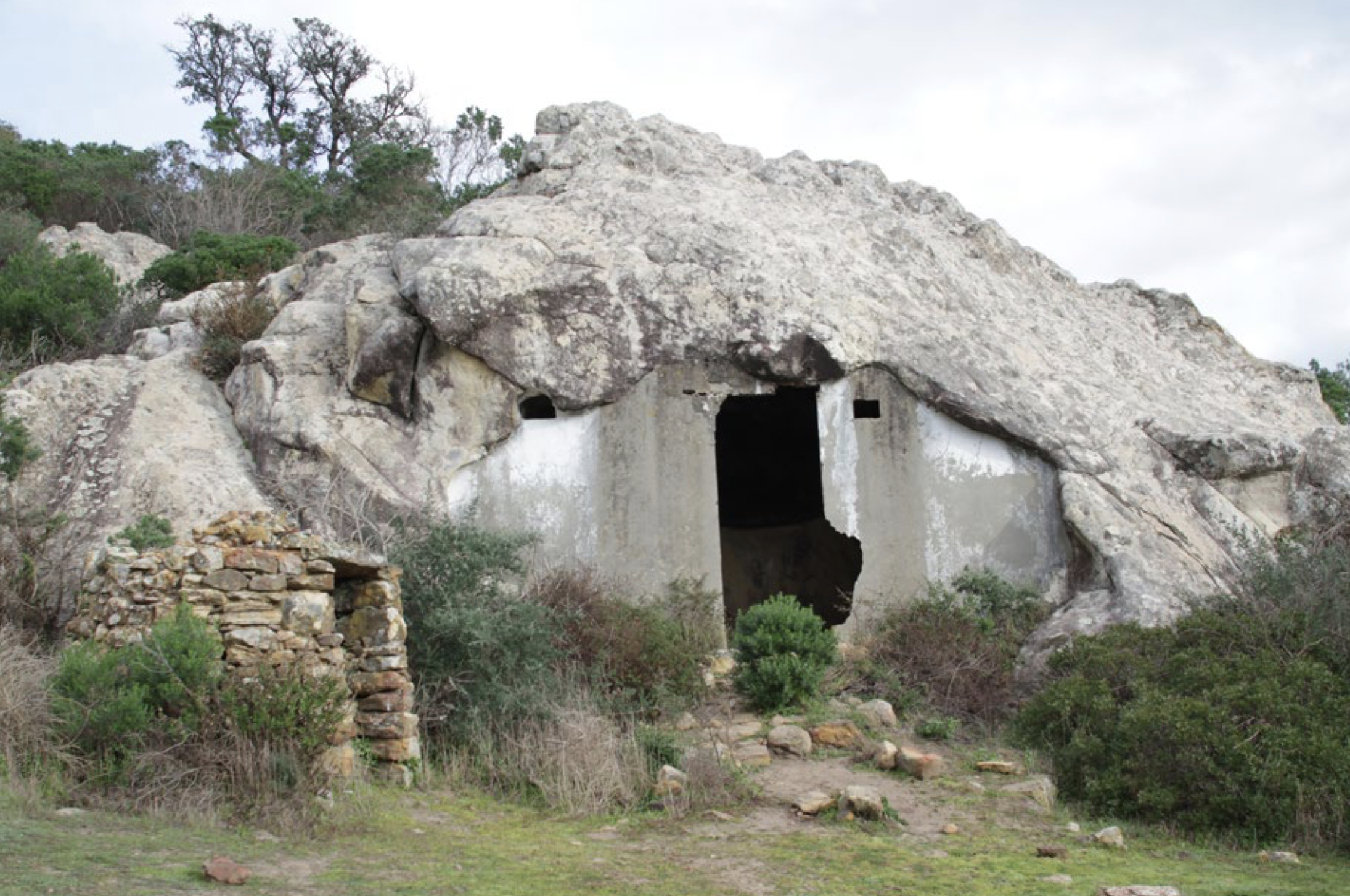 Las casas-cueva en Los Barrios. Lámina 2. Casa-cueva en la que vivió Andrés Mateos. Delante, a la izquierda, el horno de pan que hizo su padre a mediados de los 50. Imagen de los autores.