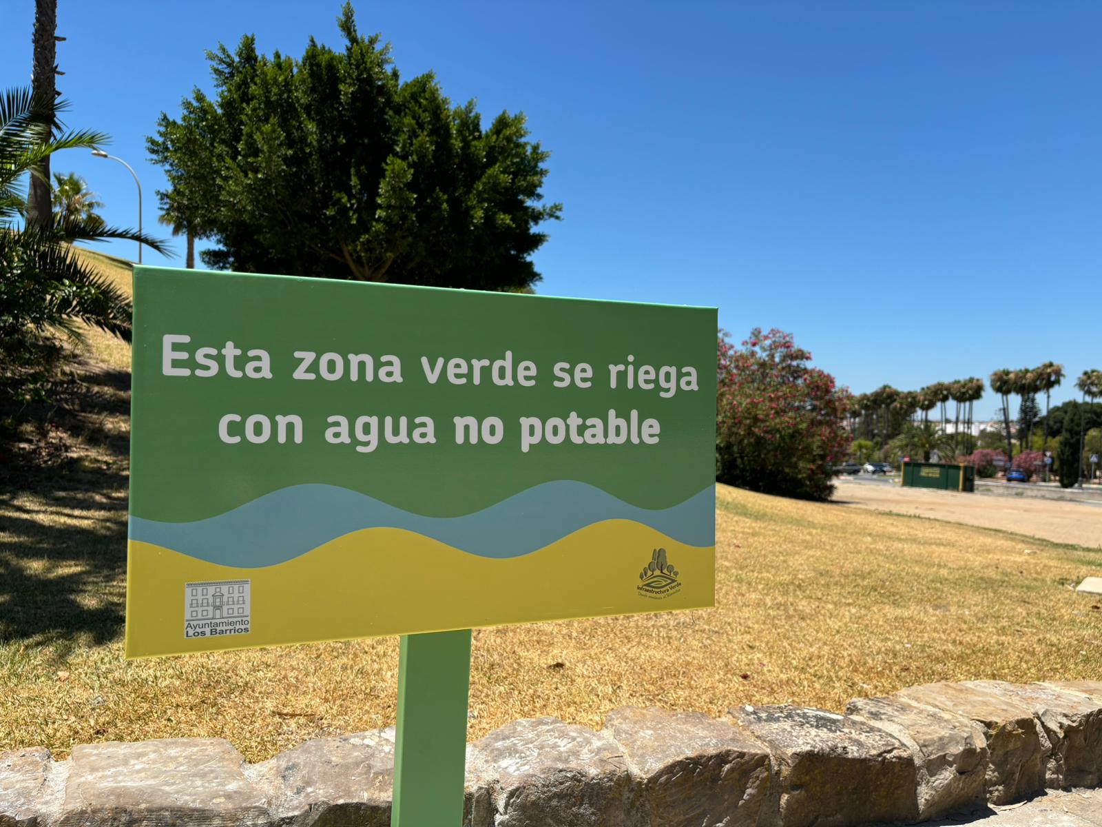 Las restricciones de agua afectan ya a las praderas de césped de las zonas verdes de Los Barrios.