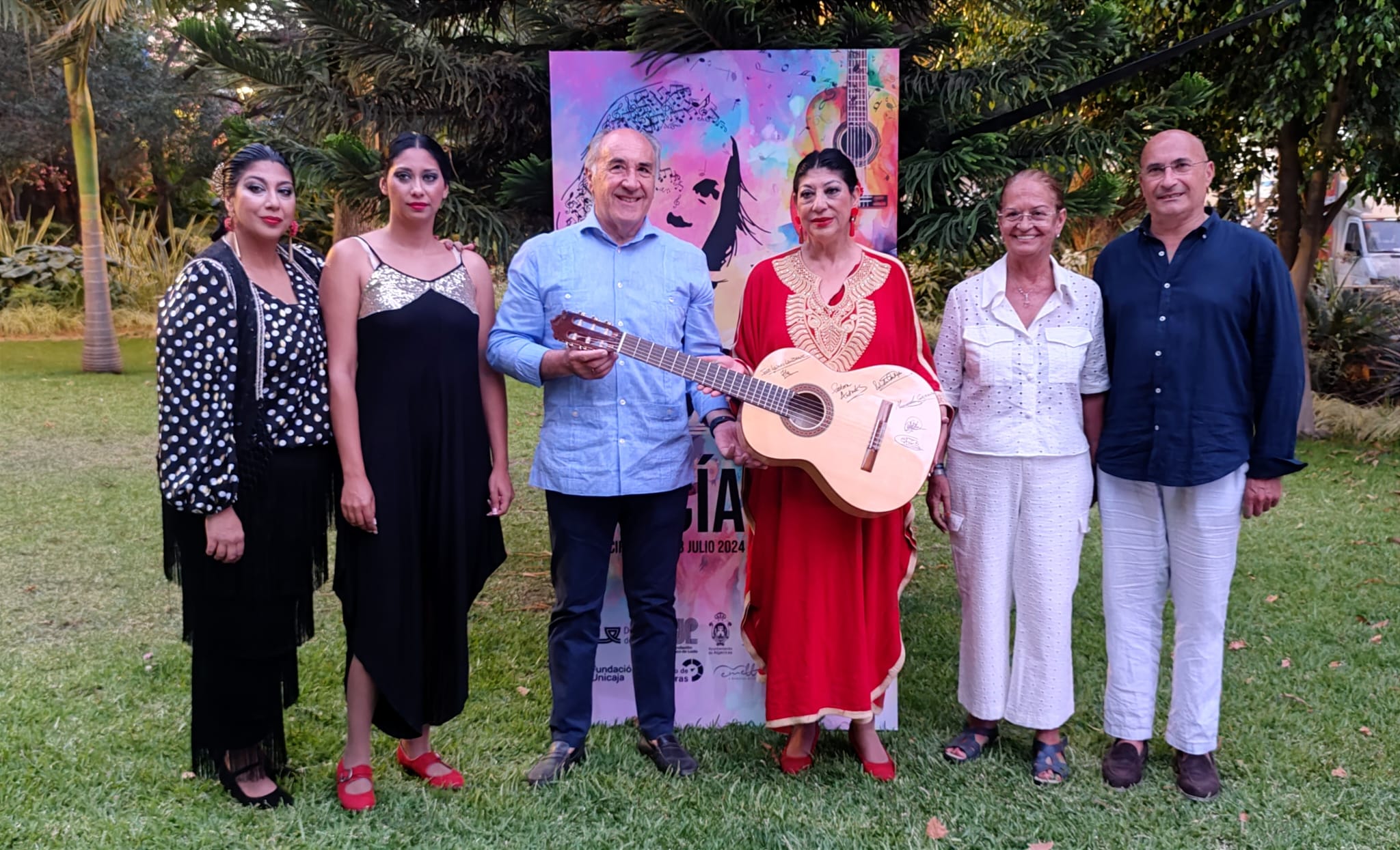 El alcalde con Manuela Carrasco durante la firma de la guitarra.