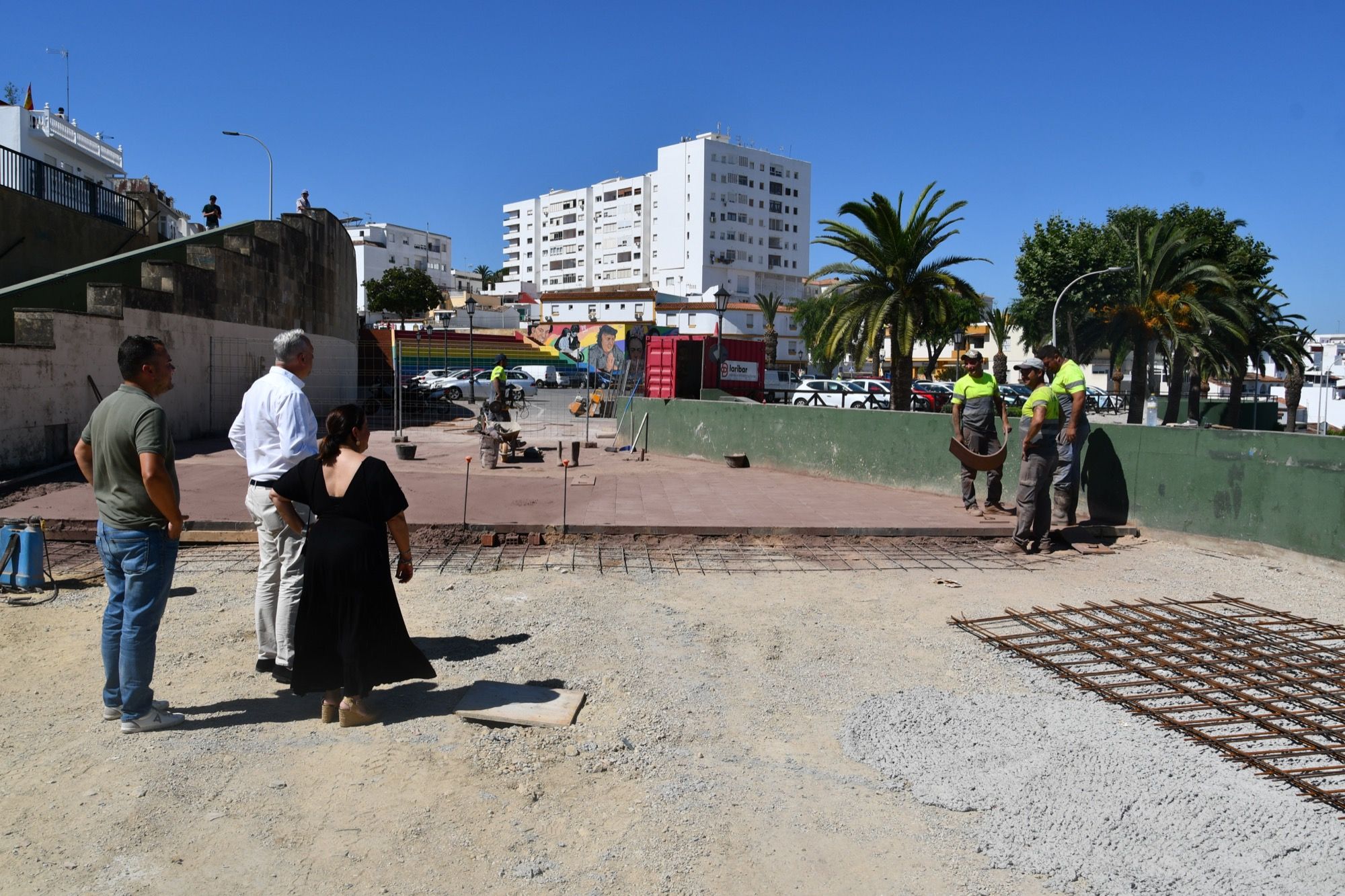 San Roque ejecuta obras de mejora de los accesos del mercado municipal y del recinto ferial.