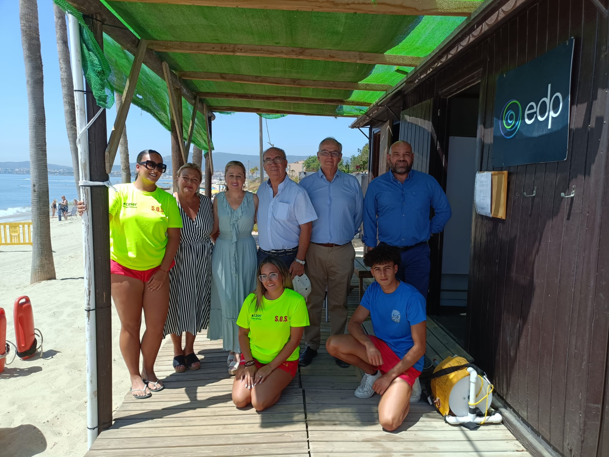 Ayuntamiento y empresas colaboradoras supervisan el dispositivo de salvamento y equipamiento de la playa de Palmones.