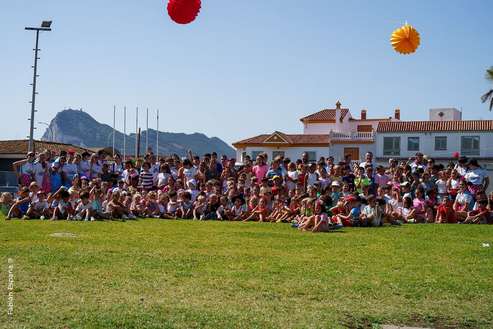 Trescientos menores participan en el campamento de verano del Linense Tenis Club.