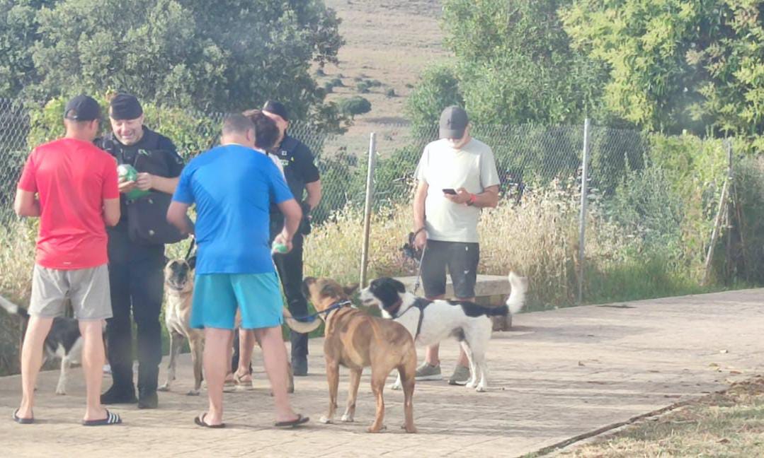 La Policía Local de Los Barrios interpone sanciones por no recoger las heces de los perros.