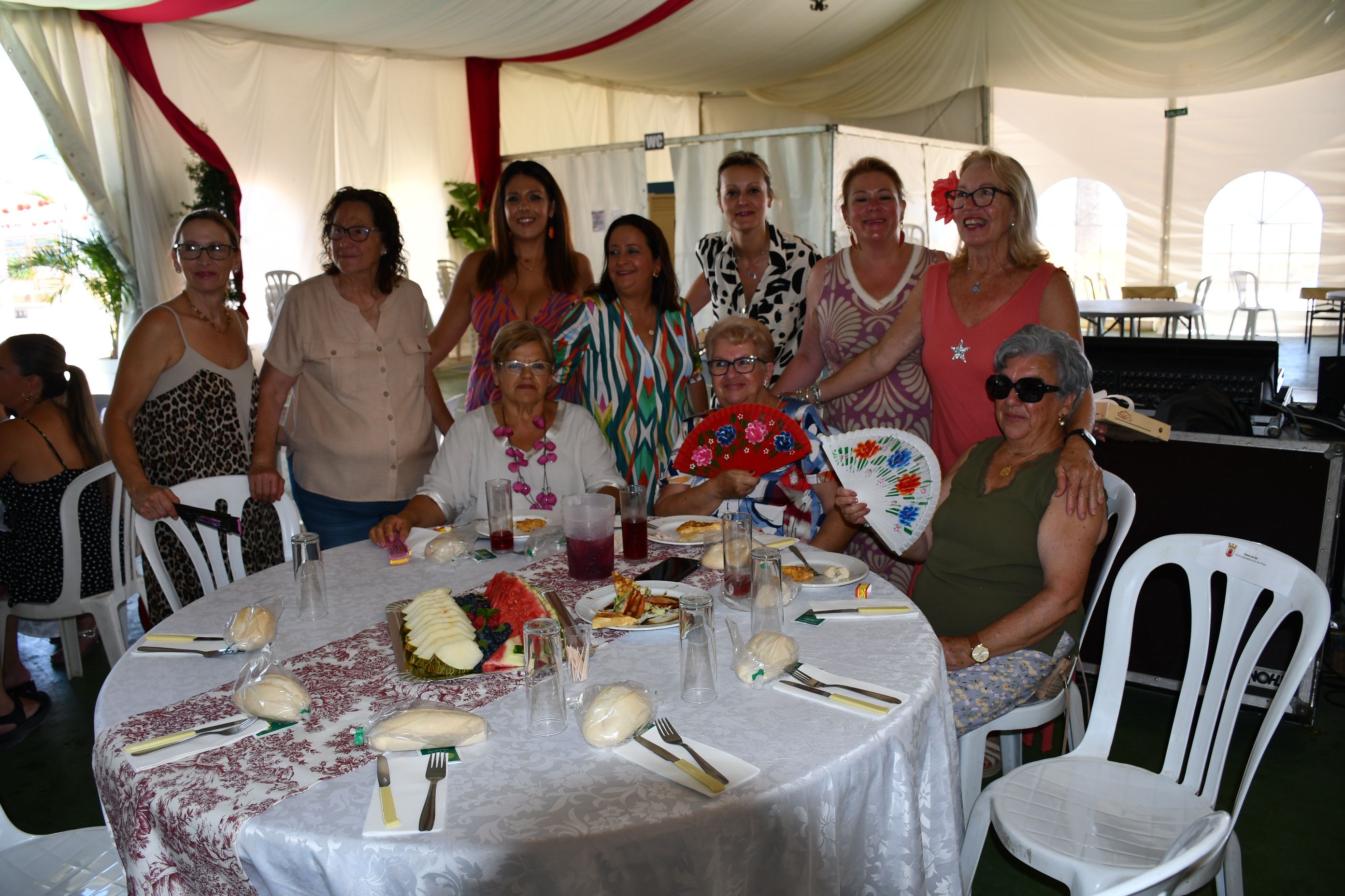 Buen ambiente y mucha diversión en la Comida de las Mujeres de la Feria de Torreguadiaro