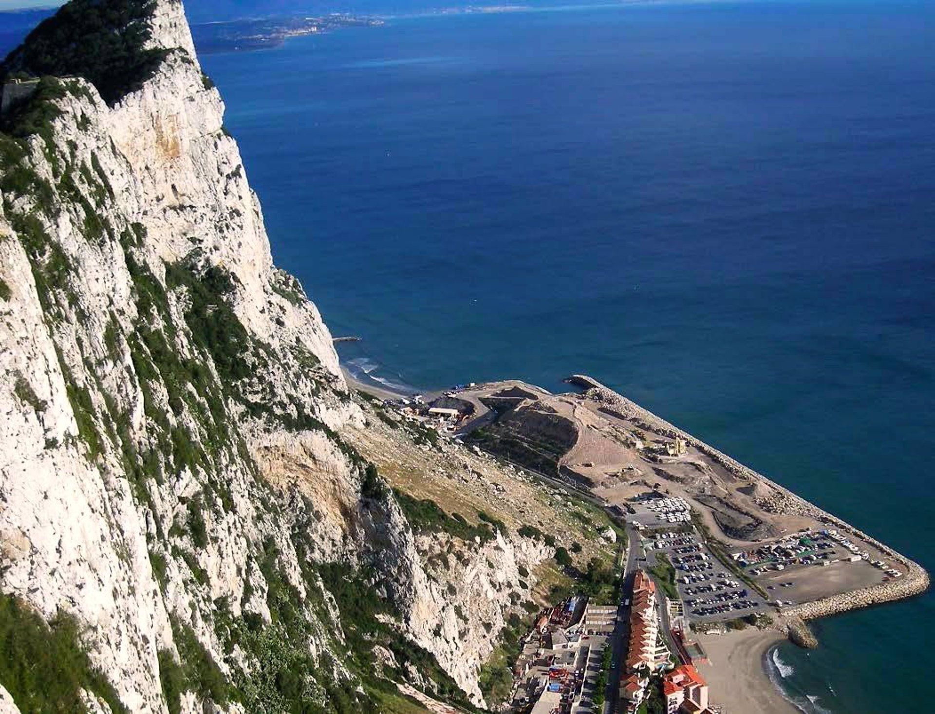 Zona de Gibraltar donde Verdemar ha denunciado que se están realizando rellenos. - VERDEMAR.