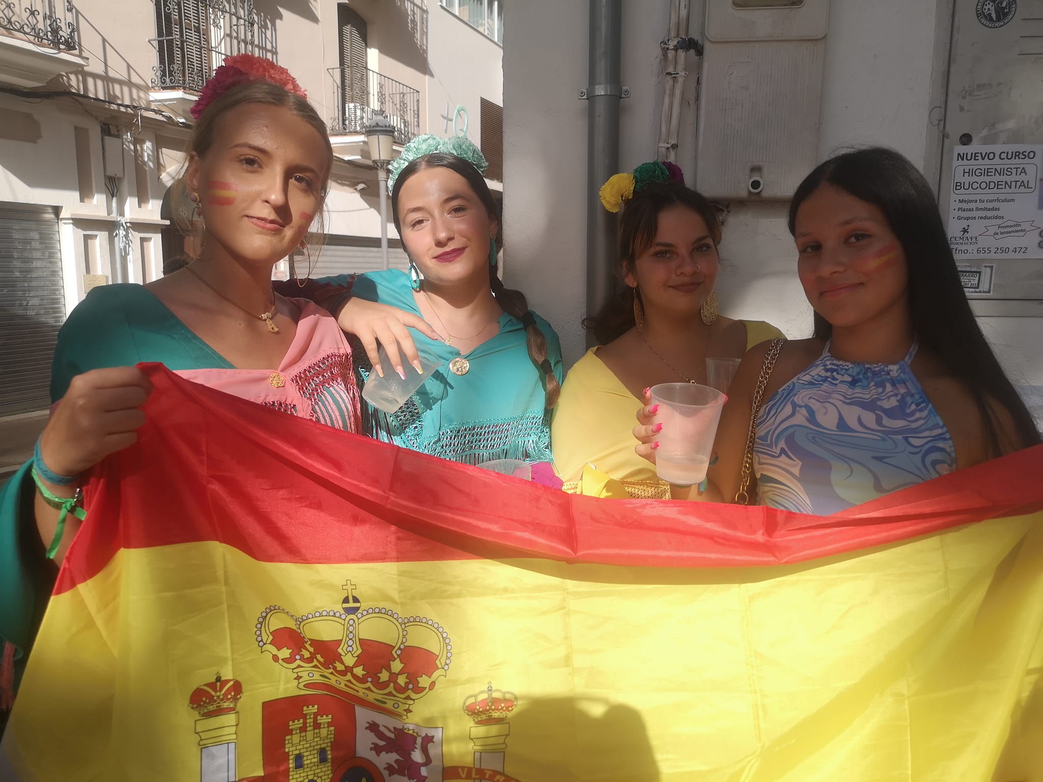 Unas chicas de La Línea, horas antes de que comience el partido. 