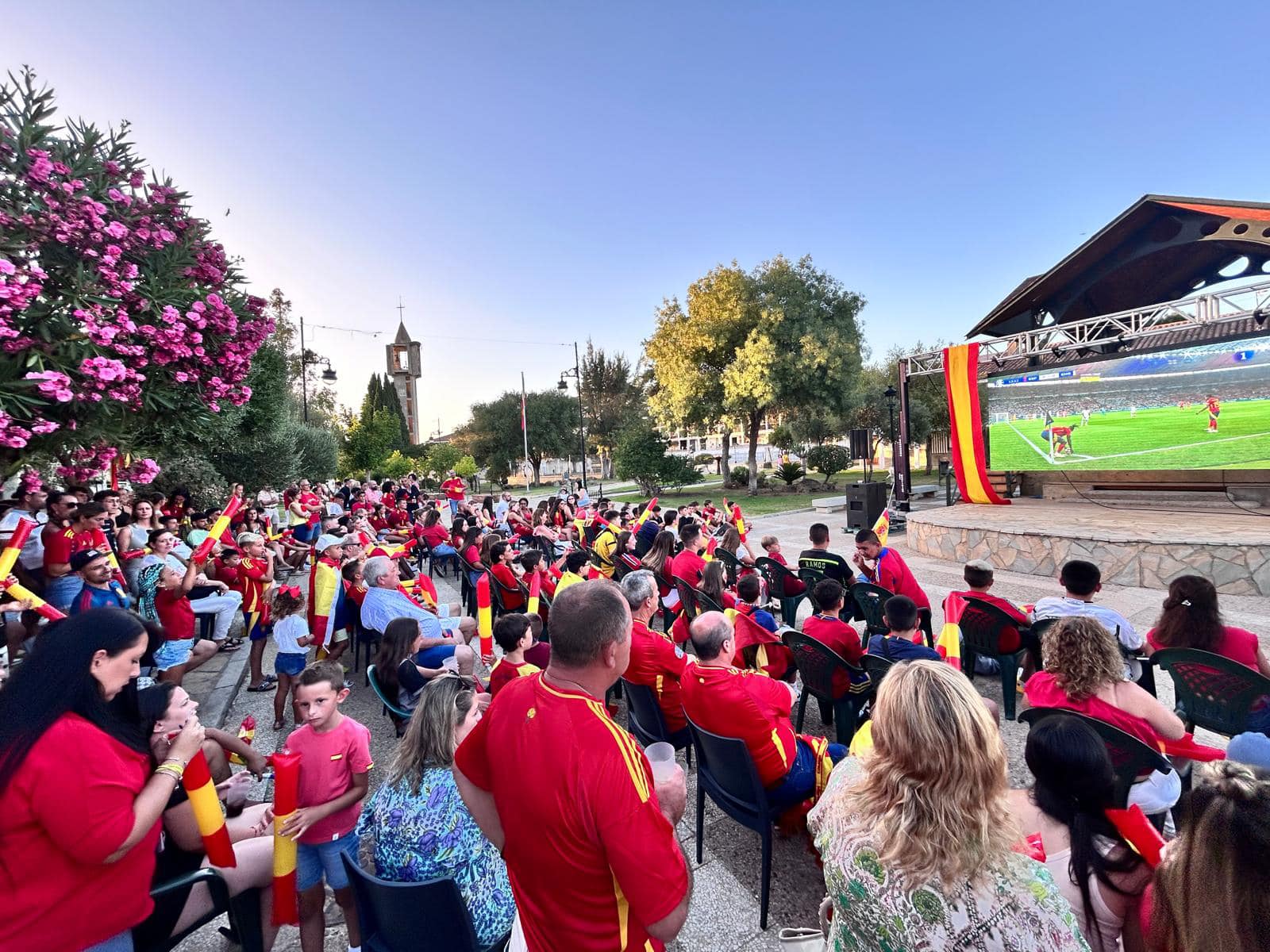 Castellar ve la final de la Eurocopa en una pantalla gigante en la plaza Andalucía. 