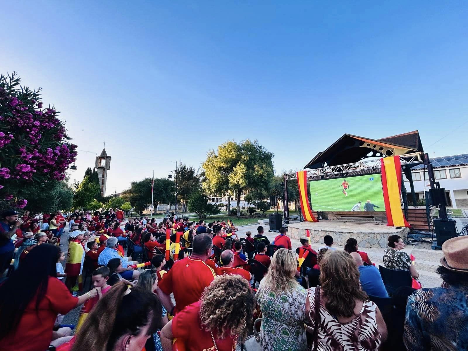 Castellar ve la final de la Eurocopa en una pantalla gigante en la plaza Andalucía. 