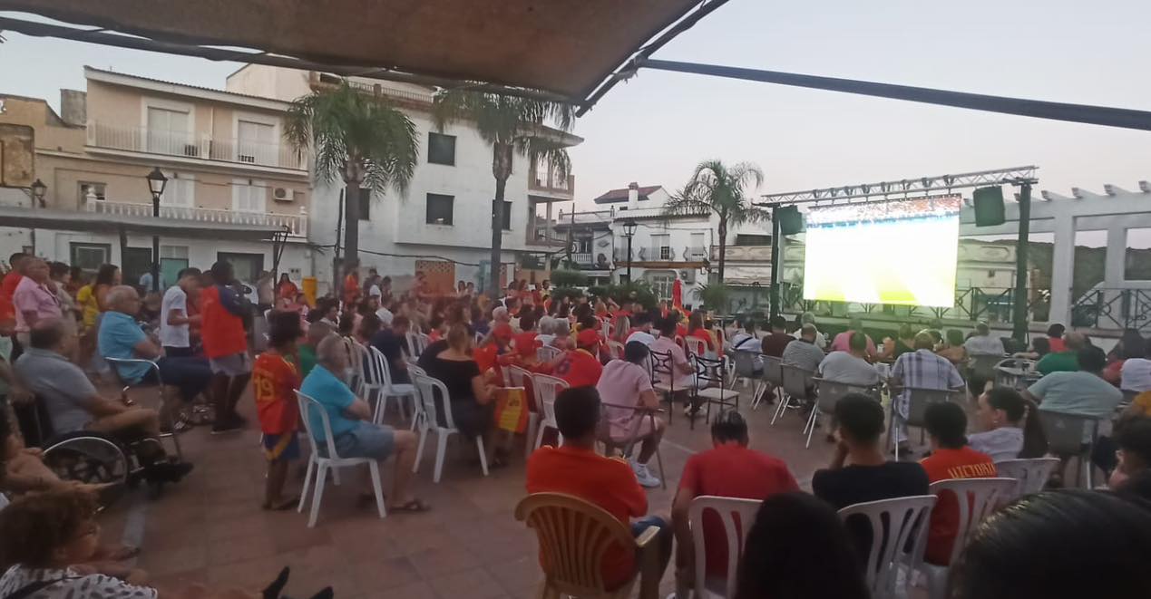 Tesorillo ve la final de la Eurocopa en una pantalla gigante.