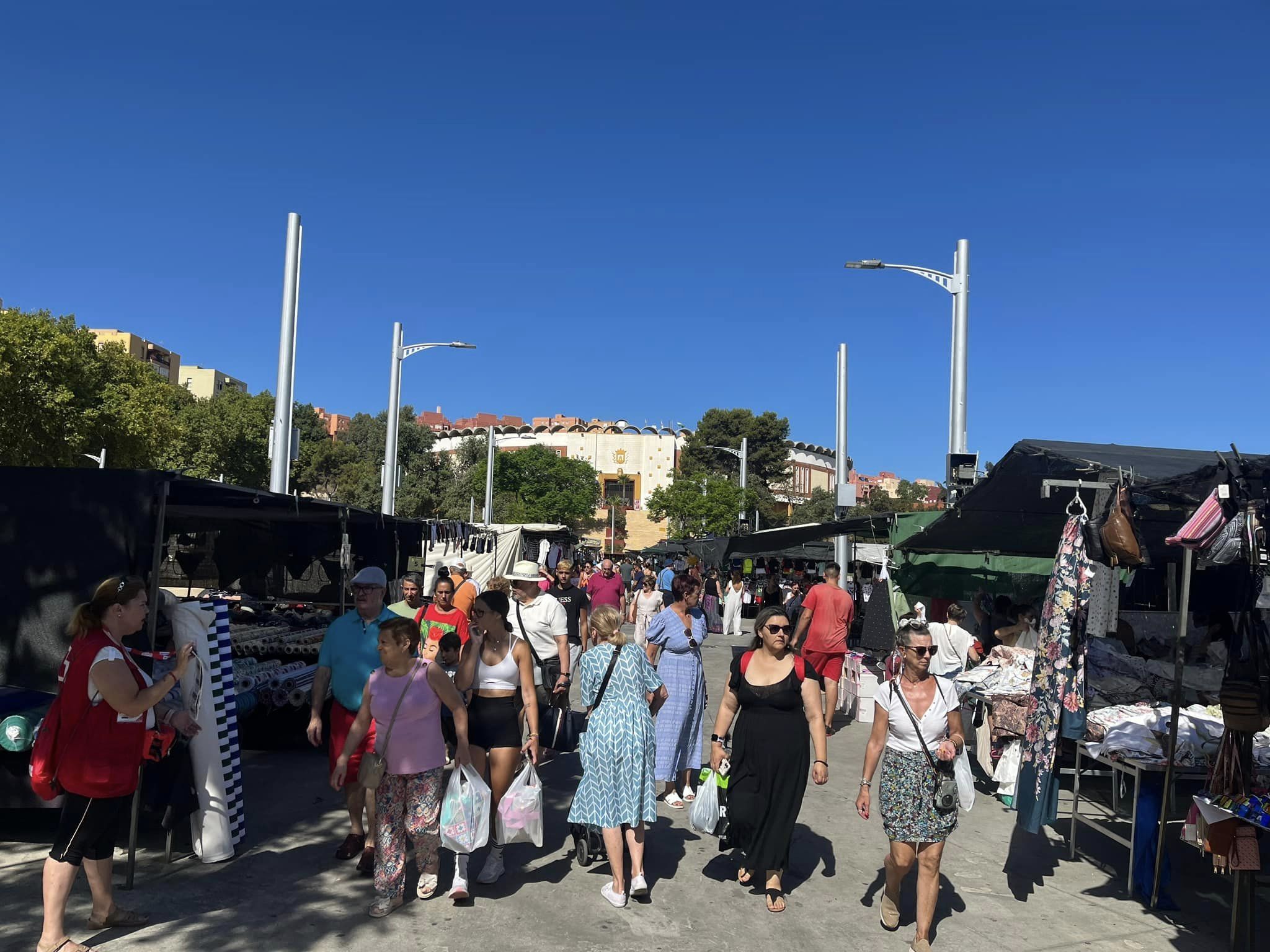 Las pocas expectativas de ventas y el estado del Parque Feria marcan el regreso del mercadillo. Algeciras. Foto: B. J./8Directo. 