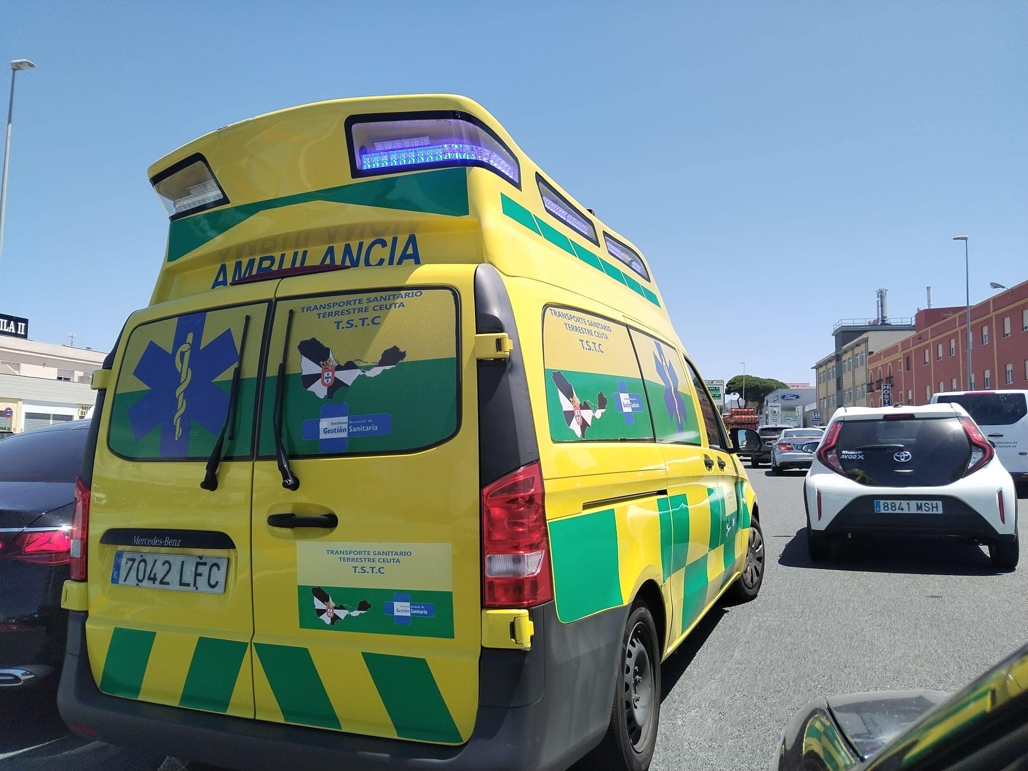 Un accidente entre dos vehículos deja a personas atrapadas y a una mujer herida en Algeciras
